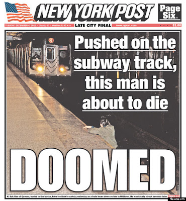 hombre tratando de salir de las vias del tren subterráneo en nueva york