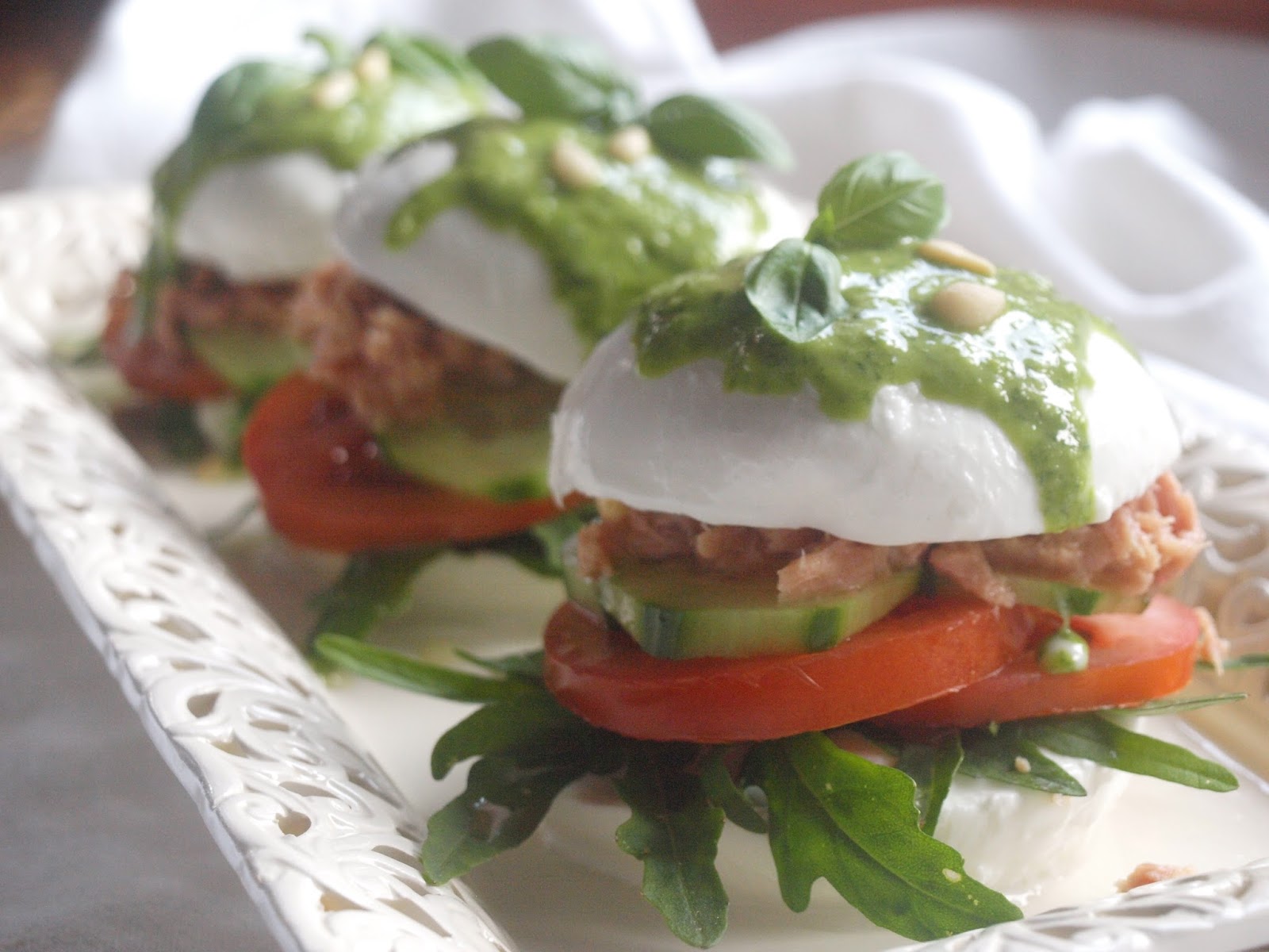 Mozzarella di bufala ripiena di tonno con pesto al basilico da Sapori