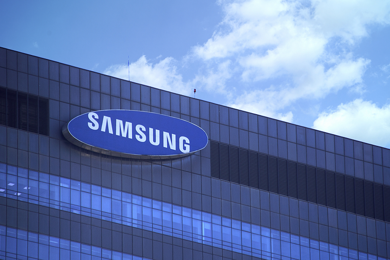 Samsung sues brand ambassador for using iPhone X Samsung sues brand ambassador for using iPhone X