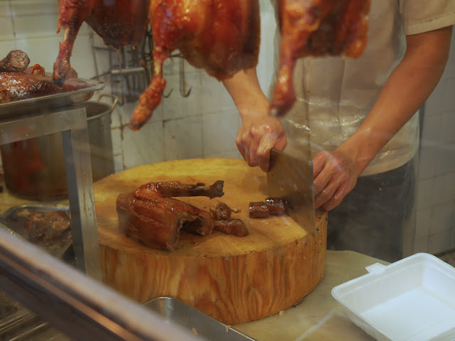 chopping a goose neck at Yongxing Roasted Meats Shop (永兴烧腊店)