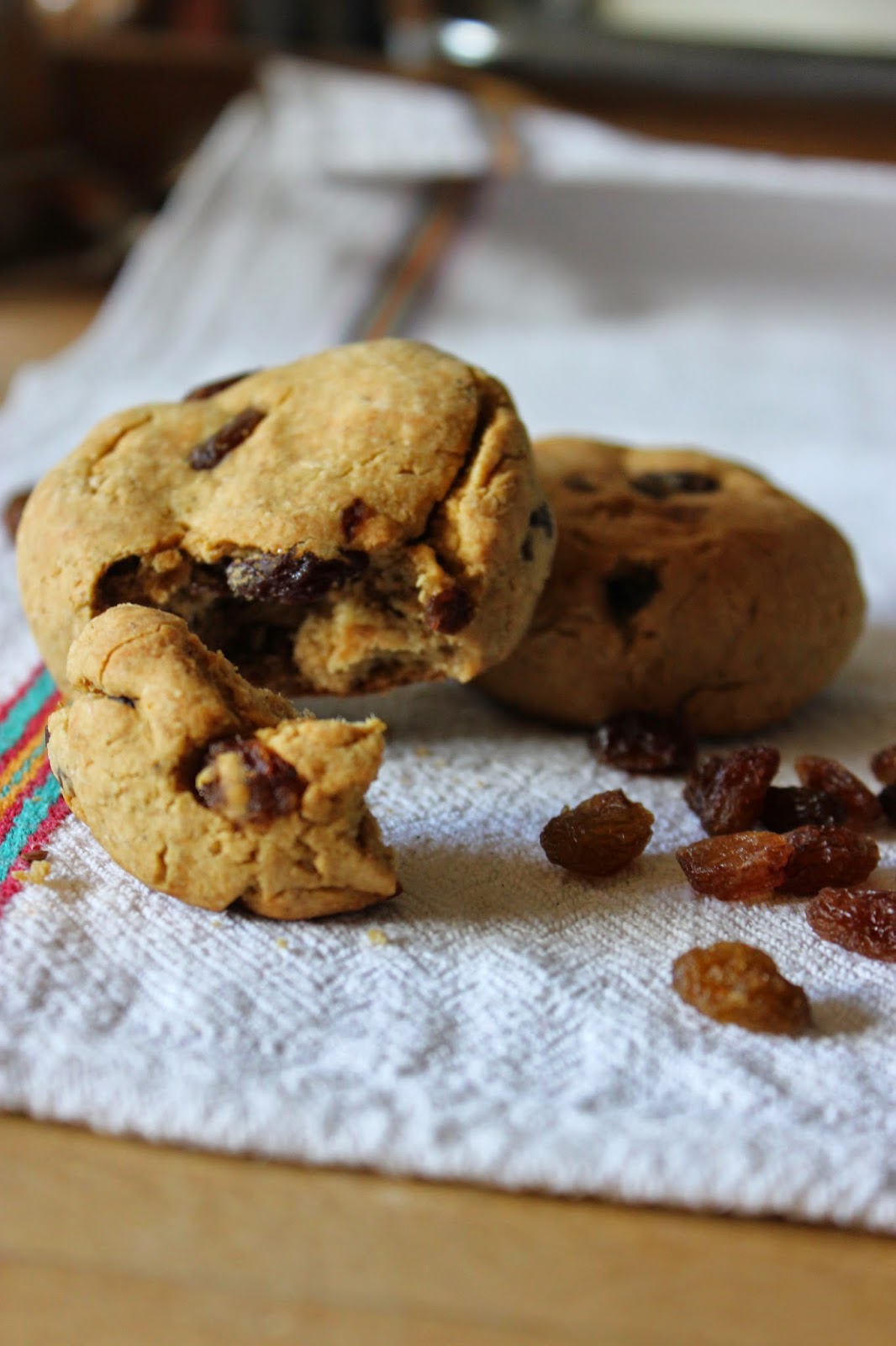 Petits pains à la farine de pois chiche et aux raisins secs https://cuillereetsaladier.blogspot.com/2015/02/petits-pains-la-farine-de-pois-chiche.html