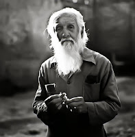 CLOTARIO LEOPOLDO BLEST RIFFO, NÉ À SANTIAGO, LE 17 NOVEMBRE 1899 - † LE 31 MAI 1990, FUT UN DIRIGEANT SYNDICAL CHILIEN, FONDATEUR DE DIVERSES ORGANISATIONS, TÉL LE SYNDICAT DE FONCTIONNAIRES, (ANEF), LA CENTRALE UNIQUE DE TRAVAILLEURS (CUT)