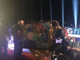 Menteri Pariwisata Arief Yahya Menerima Cendera Mata Dari Wali Kota LisDarmasyah, Hasil Karya Pelukis Asal Anambas Deddy Junizar item-thumbnail