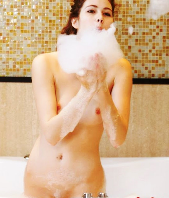 www.eroticaxxx.ru -Эротика в ванной бритая пися кучерявой девушки (12)