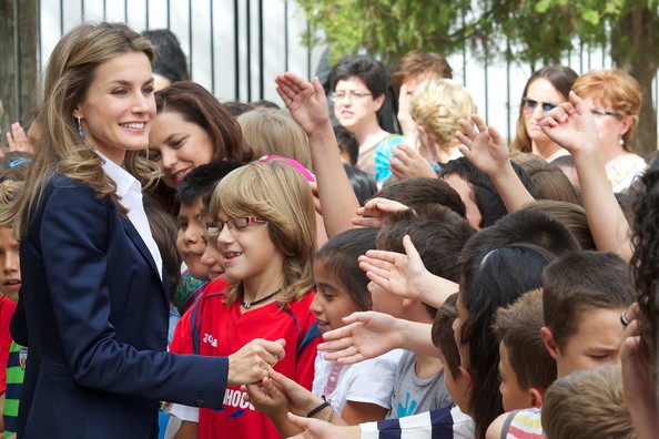 Prince Felipe and Princess Letizia visited Tomas Romajaro school in Fuensalida. Letizia wore Hugo Boss suit