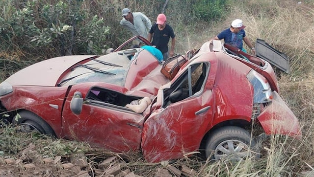 Fisioterapeuta que trabalhava em Cajazeiras morre e cantora Robertinha Maia fica gravemente ferida após grave acidente de carro nesta quinta-feira (16) Fisioterapeuta que trabalhava em Cajazeiras morre e cantora Robertinha Maia fica gravemente ferida após grave acidente de carro nesta quinta-feira (16)