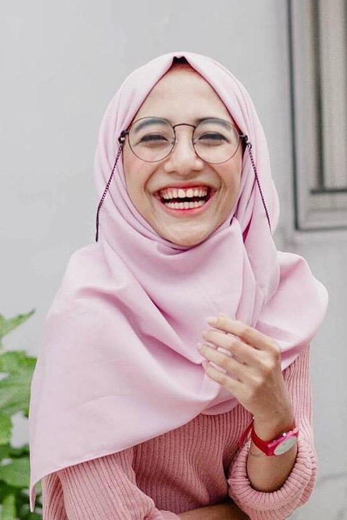 Cewek IGO Jilbab Kacamata cantika