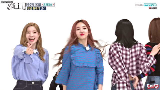 [주간아이돌] 오늘자 트와이스 움짤 Part.1 단체샷 위주.gif | 인스티즈