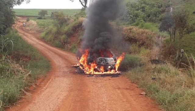 Veículo é consumido pelo fogo na tarde deste domingo em Manoel Ribas