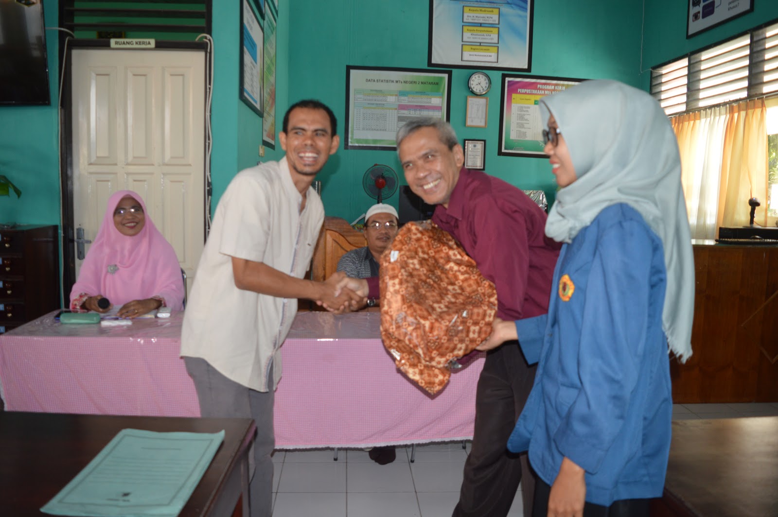 Galeri Pelepasan Mahasiswa PPL 2017 Universitas Mataram Bersama Guru