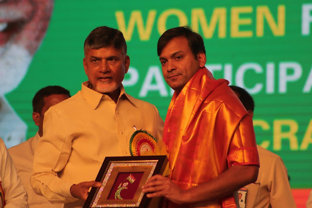 Shri Nara Chandrababu Naidu, CM, Andhra Pradesh, felicitating Rahul Karad, Founder MIT-SOG & Convenor NWP