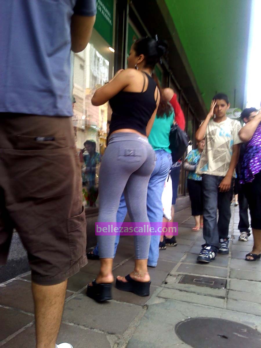 Mujeres con buen trasero en pantalones de yoga.