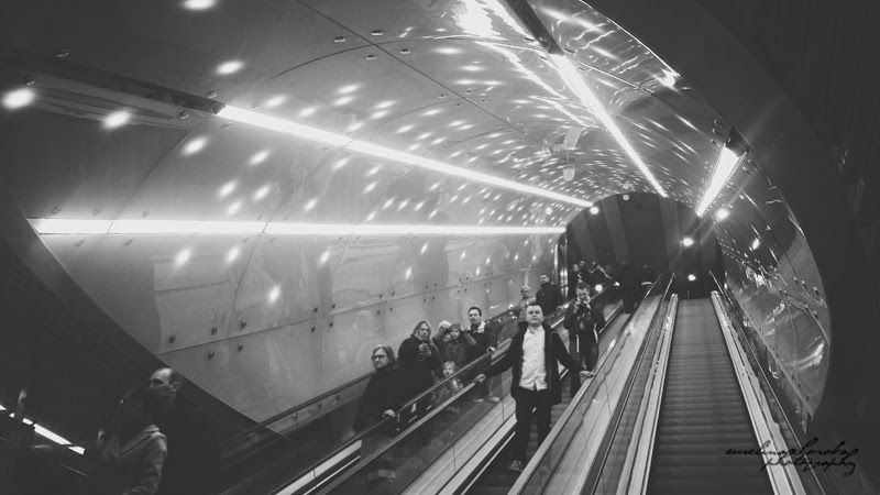Metro Świętokrzyska Metro Świętokrzyska, Warszawa, ludzie, schody, kosmos,