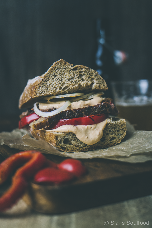 Steak-Sandwich mit Paprika und Barbecue-Mayonnaise
