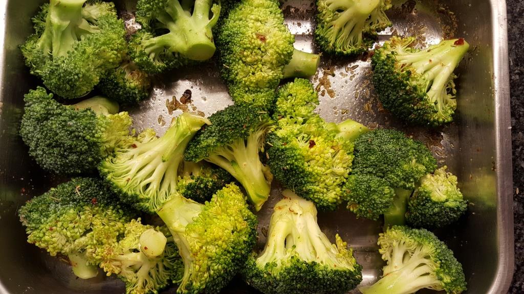 eat-culture: Low Carb - Brokkoli im Backofen (Broccoli in the oven)