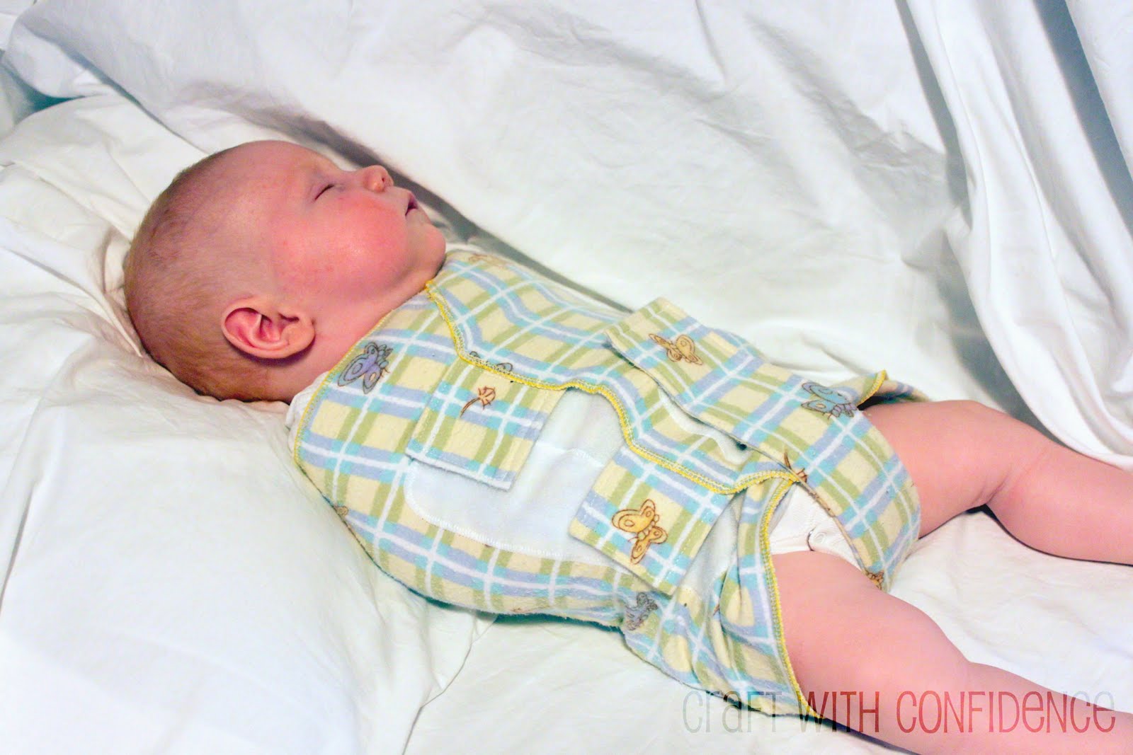 Сон пеленание. Пеленание рук ребенка. Смирительная рубашка для младенца. Рубашка для пеленания ребенка смирительная. Запеленать руки ребенку.