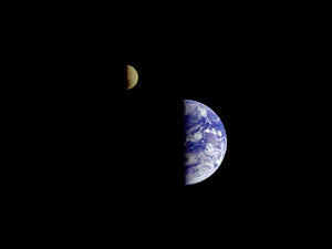 EARTH AND MOON PICTURE TAKEN BY VOYAGER 1