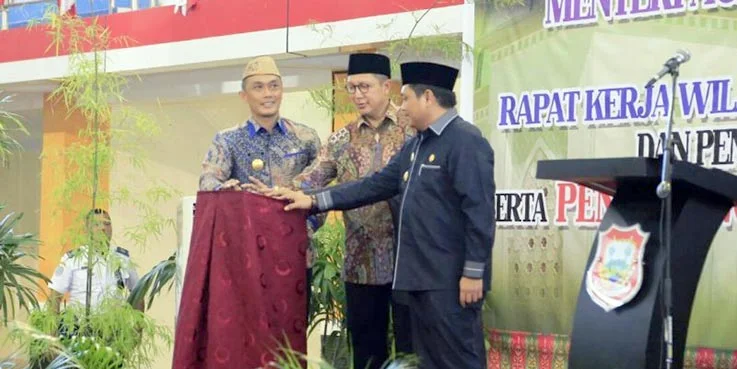Menag Lukman bersama Plt Gubernur Gorontalo dan Bupati Gorontalo menekan tombol sirine pada Pencanangan Kota Limboto sebagai Madinatul Ilmi.