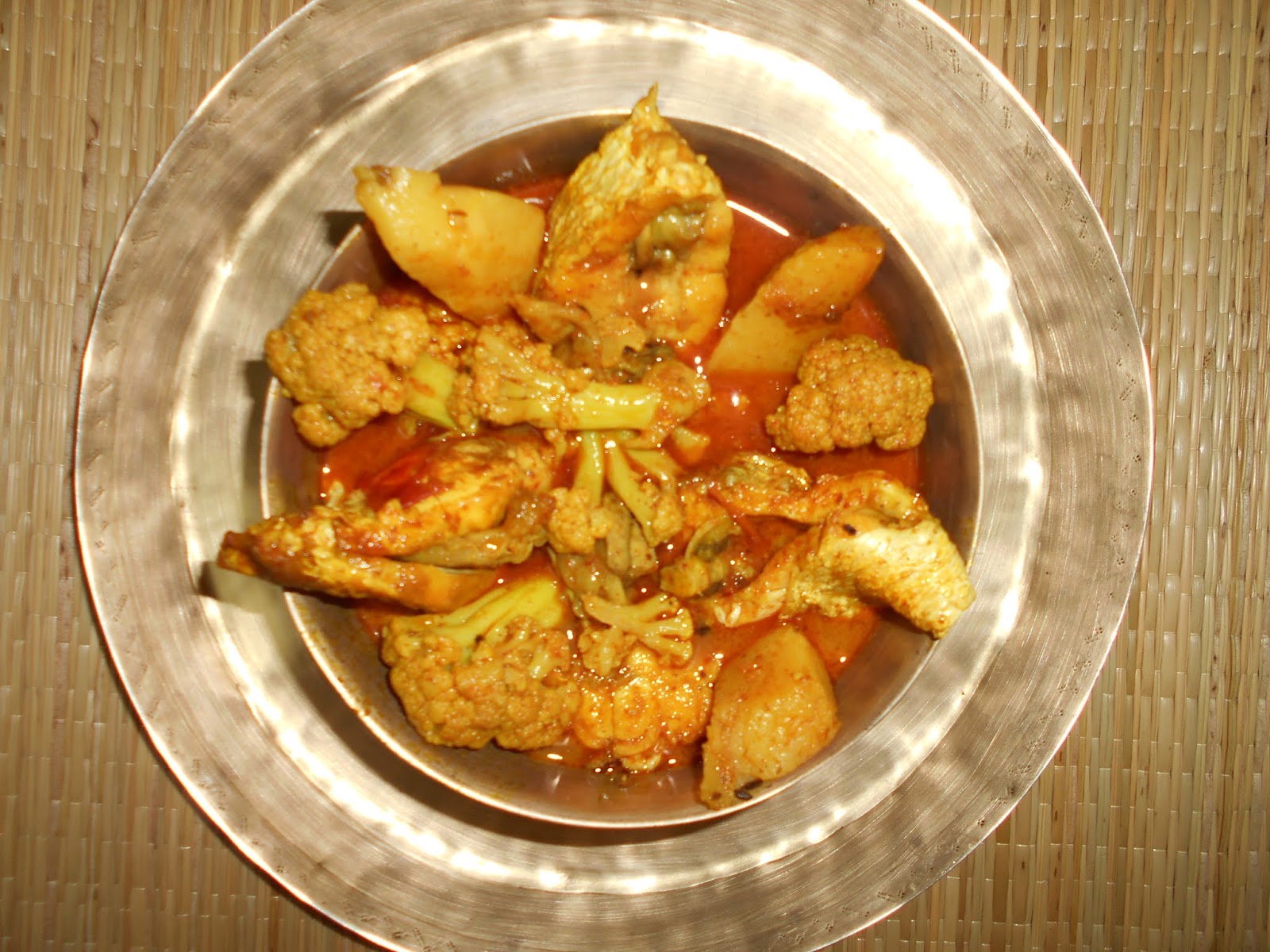 Paramita's Kitchen Aloo Phulkopi Diye Bhetki Macher Jhol / Fish Curry