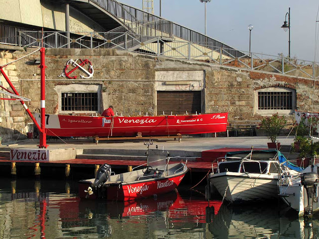 Red and white anchors, cantina Venezia, Livorno