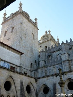 Les deux tours de la cathédrale depuis le cloître