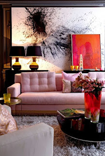 sala con sofá rosa