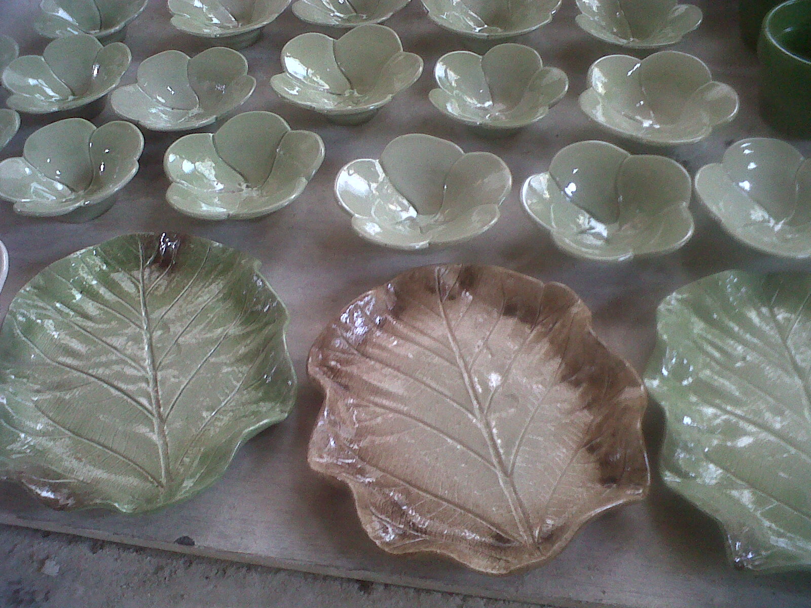 Keramik Glasir Plered salah satu produsen keramik yang berbahan dasar tanah putih "white clay