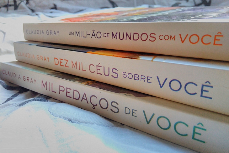 Um Milhão de Mundos Com Você - Claudia Gray Claudia Gray; Claudia Gray resenha; Claudia Gray haper Collins; Claudia Gray harper collins brasil; Um Milhão de Mundos Com Você Claudia Gray; resenha Um Milhão de Mundos Com Você; trilogia firebird; resenha trilogia firebird