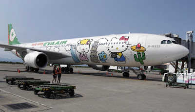 avion pintado de hello kitty en tierra