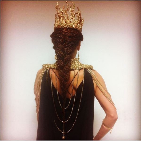 Kalesi (Juliana Silveira), A terra prometida, figurino, coroa e cabelo da rainha