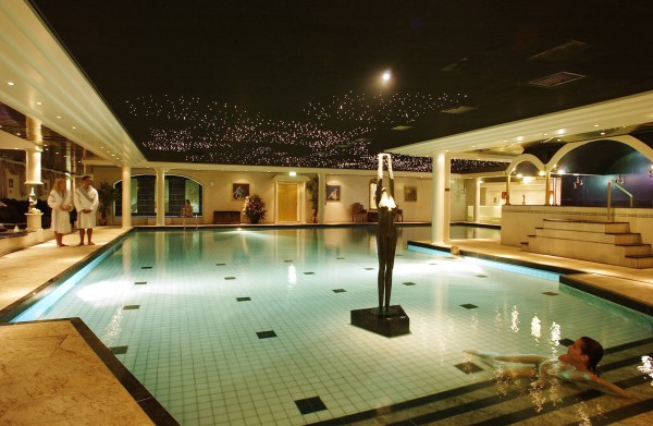 Nudist spa belgium Everbody loves raymond redhead