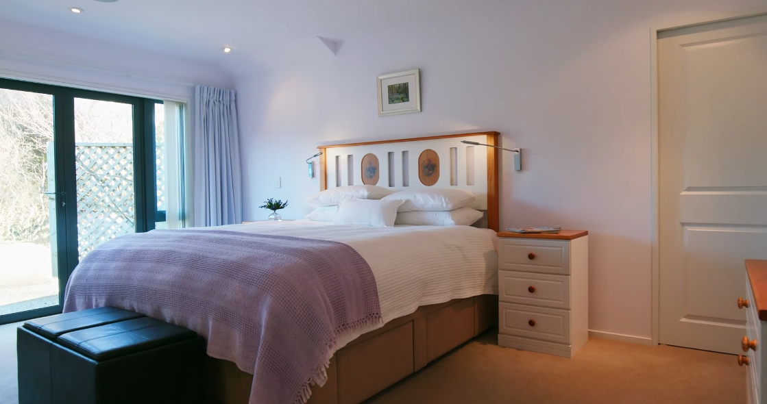 18 Interior Design Photos vs. 5 Milward Place, Kelvin Heights, Queenstown Luxury Home Tour
