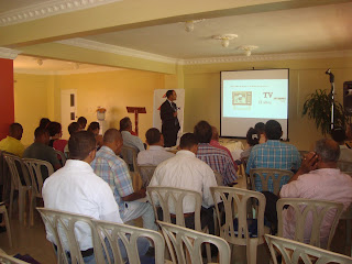 Cemex y CDP imparten conferencia a comunicadores de Barahona. 