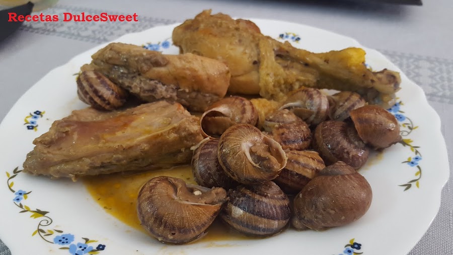 Pollo con conejo y caracoles