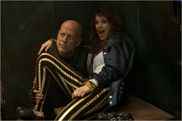 Bruce Willis y Zooey Deschanel en "Rock the Kasbah"