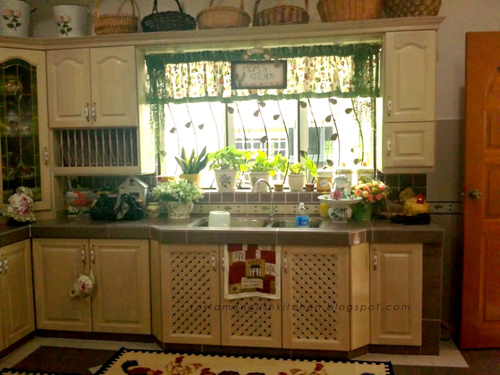 English Kitchen: English Country Kitchen Cabinet