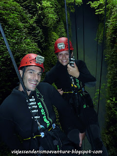 Cuevas de Waitomo - Inicio del rápel de 100 metros Cuevas de Waitomo - Inicio del rápel de 100 metros