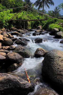 Menyusuri tepi sungai Cireong ke arah hulu Menyusuri tepi sungai Cireong ke arah hulu