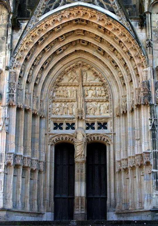 Portal de São Guilherme na catedral de Bourges. O ódio revolucionário decapitou a imagem de um santo tão equilibrado. No fato se apalpa a diferença do espírito medieval com a dureza moderna. Portal de São Guilherme na catedral de Bourges. O ódio revolucionário decapitou a imagem de um santo tão equilibrado. No fato se apalpa a diferença do espírito medieval com a dureza moderna.