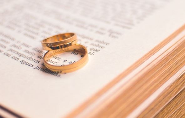 43 Inspirasi Cincin Emas Di Jari Tengah