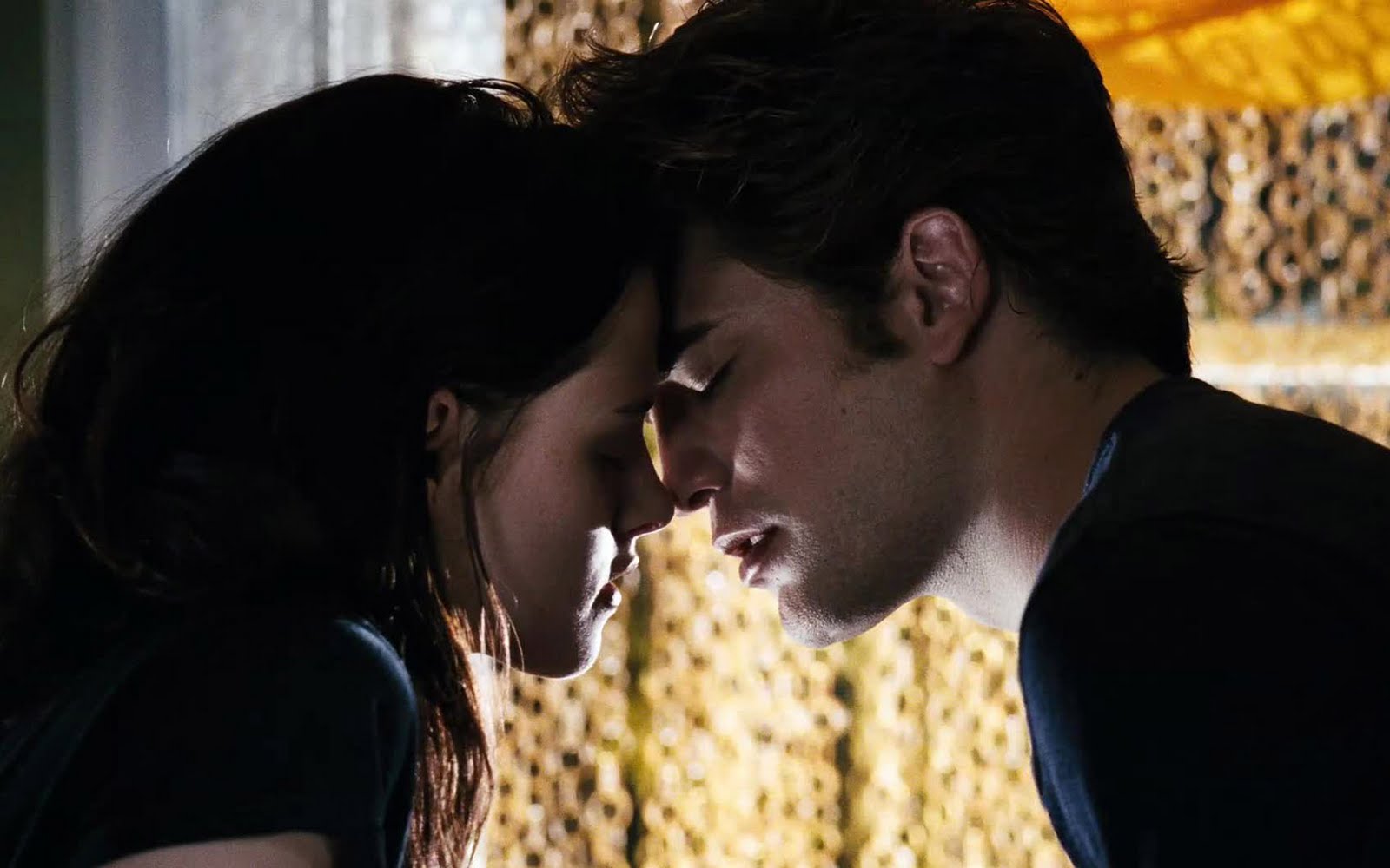 Дай мне раз поцелуй. Первый поцелуй Беллы и Эдварда. Сумерки сага поцелуй. Сумерки поцелуй Эдварда и Беллы. Сумерки 1 поцелуй Беллы и Эдварда.