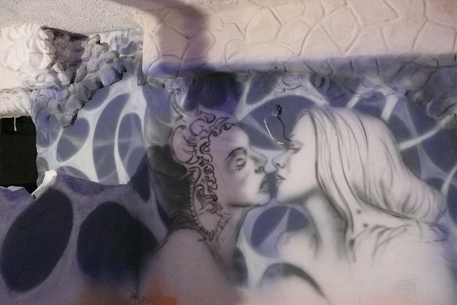 Artystyczne malowanie ścian w klubie, mural świecący w ciemności, efekt luminenscenci na ścianie