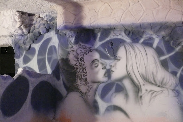 Malowanie ścian w klubie Artystyczne malowanie ścian w klubie, mural świecący w ciemności, efekt luminenscenci na ścianie