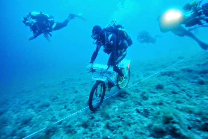 Nuevo récord de pedaleo bajo el agua
