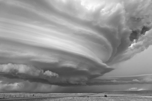 As exuberantes fotografias em preto e branco de tempestades e tornados de Mitch Dobrowner Mitch Dobrowner fotografia tempestades tornados preto e branco natureza impressionante chuva torrencial