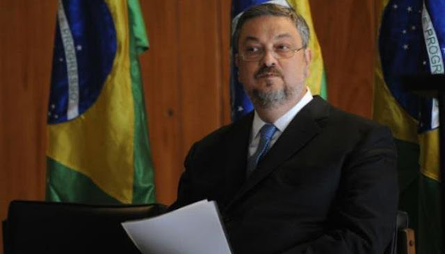 O ex-ministro da Casa Civil Antonio Palocci foi preso em São Paulo nesta segunda-feira (26), na 35ª fase da Operação Lava Jato. Estão sendo cumpridos 45 ordens judiciais, sendo 27 mandados de busca e apreensão, três de prisão temporária e 15 de condução coercitiva.
A ação é realizada no Distrito Federal e em seis estados: São Paulo, Rio de Janeiro, Espírito Santo, Bahia, Mato Grosso e Mato Grosso do Sul. A investigação apura a relação entre o ex-ministro com a empreiteira Odebrecht. A acusação é de que Palocci tenha feito negociações ilegais com a empresa envolvendo a Petrobras, o BNDES e o Congresso Nacional, a fim de obter vantagens financeiras.