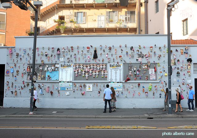 milano, muro di bambole contro la violenza sulle donne