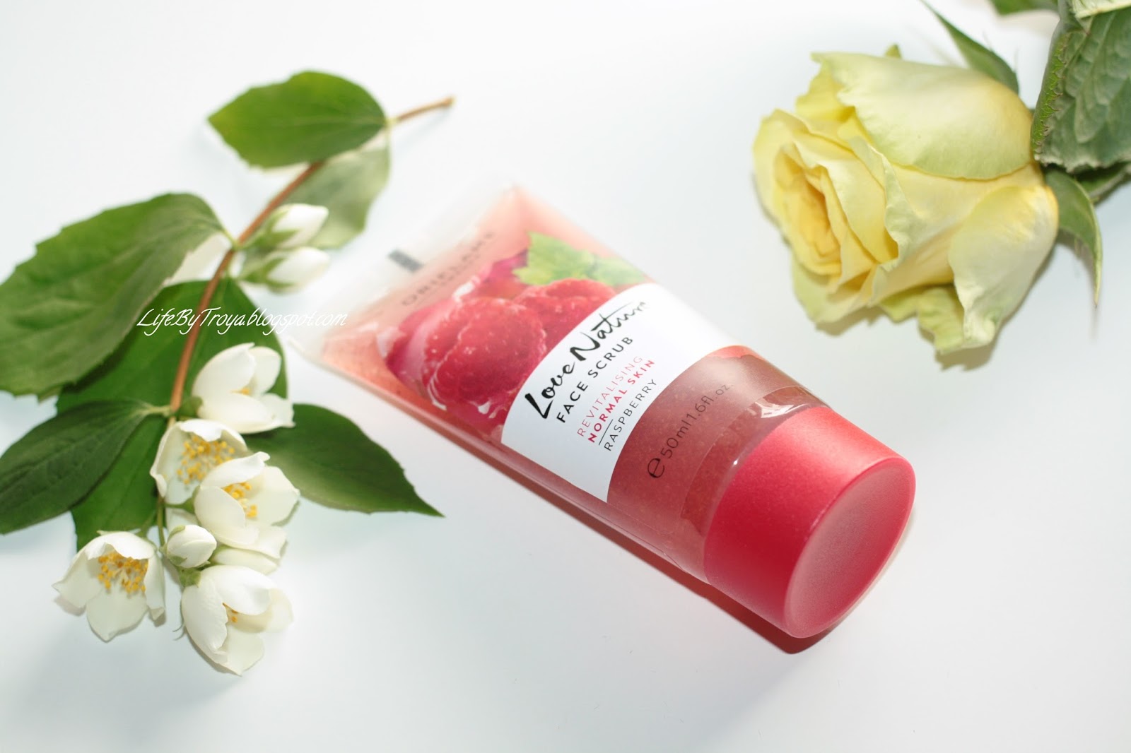 Review Oriflame Love Nature Raspberry Face Scrub Troya's Land