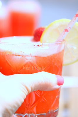 alt="limonade fraise dans un verre décoré d'une paille, d'une fraise et d'une rondelle de citron"