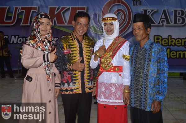 Kesampaian Berpose Bersama Khamami, Siswi SMAN Menangis